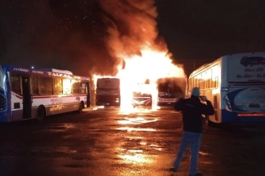 Se desató un voraz incendio en una terminal de la empresa TALP y se calcinaron 17 micros