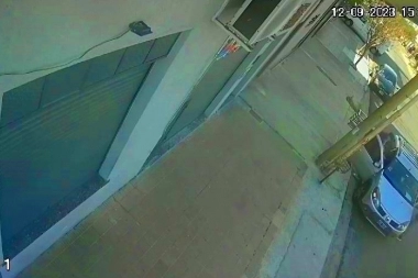 Video: durante un robo de automotor, una nena quedó en la línea de fuego de jóvenes delincuentes