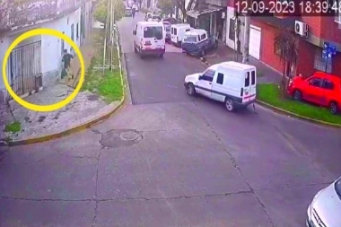 Videos: en un auto robado y a punta de pistola, asaltaron a todos los que se cruzaron en su camino