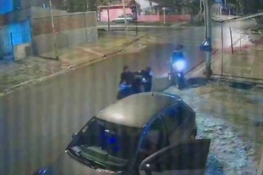 Una agente de policía se resistió al ataque de motochorros y recibió un disparo a quemarropa