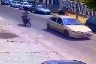 ¿Intento de robo o ajuste de cuentas? Motoquero fue perseguido y baleado en el Conurbano