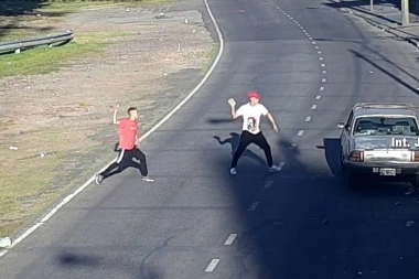 Video: tiraban adoquines para robar un auto y fueron detenidos