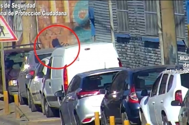 Video: el COT “cachó” a un ladrón que robaba pertenencias de una camioneta