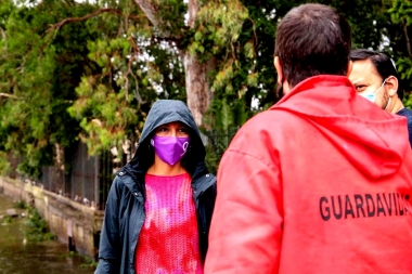 Por las lluvias creció el río y tuvieron que asistir a vecinos inundados en Quilmes