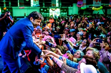 Ante una multitud, Kicillof y Mussi festejaron el Día del Jubilado en Berazategui