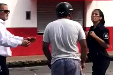 Indignante: en San Nicolás, un motociclista le pegó una cachetada a una policía