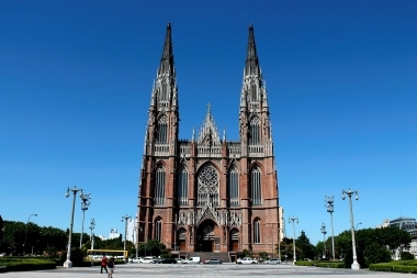 Descubren planos fundacionales de La Plata enterrados en la catedral