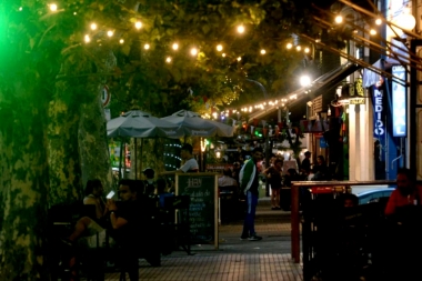 La Plata: habrá restricciones nocturnas desde las 00 horas y prohiben artistas en bares