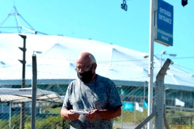 Escándalo por la suspensión de vacunación de adultos mayores en el Estadio Único de La Plata