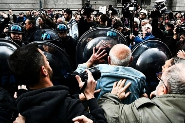 Reforma jubilatoria y veto aprobado: feroz represión en las afueras del Congreso