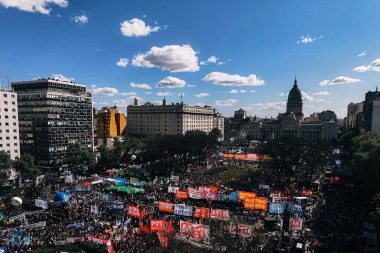 Multitudinaria marcha contra los vetos de Milei contra el Garrahan y las universidades