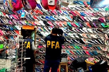 Los dejaron en patas: la PFA decomisó miles de zapatillas truchas en Moreno