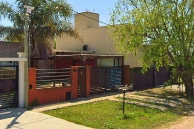 Madrugada de terror: banda de encapuchados irrumpió y robó en una vivienda de La Plata