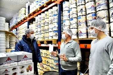 Apuesta a emprendedores: Garro visitó una empresa de helados de La Plata