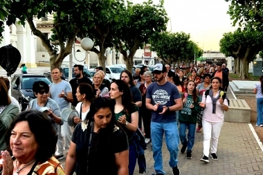 Vecinos de Navarro salieron a repudiar el polémico convenio entre IOMA y el intendente Diz