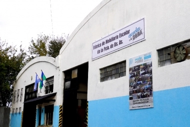 Desde Provincia, reabren una fábrica de mesas y sillas escolares