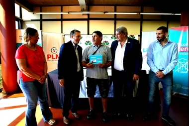 D’Onofrio y Gray entregaron Pases Libres para transporte público en Esteban Echeverria