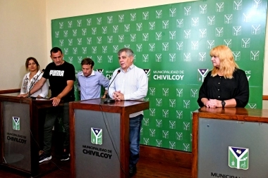 Britos firmó un bono para municipales de Chivilcoy y anticipó inicio de nuevas paritarias