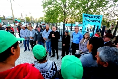 Gray celebró el Día de la Lealtad con una ofrenda junto a vecinos y militantes