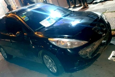 Habría robado un auto, lo chocó contra un puente e intentó escapar en Villa Springfield