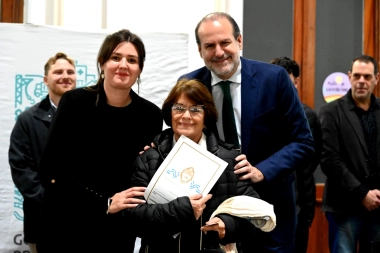 El intendente Susbielles entregó títulos de propiedad a 249 familias de Bahía Blanca