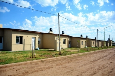 Simone y Pacheco entregaron 18 viviendas a familias de la localidad de Pellegrini