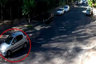 Video: chocó a una moto con dos mujeres a bordo y huyó