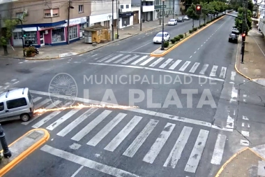 Video: un auto se prendió fuego mientras circulaba por La Plata