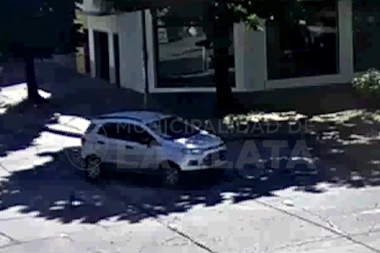 Video: dobló distraído y chocó una moto en La Plata