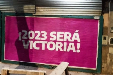 Con afiches y la leyenda “2023, Será Victoria”, Tolosa Paz llega a las calles del Conurbano