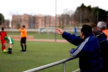 Buscan terminar con las presiones y gritos de los padres hacia los niños en el deporte