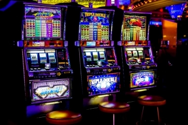 Buscan que se prohíba por ley los cajeros automáticos en bingos y casinos bonaerenses
