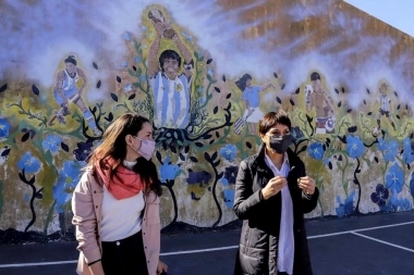 Mayra Mendoza y la candidata a primera concejala en recorrido en Quilmes