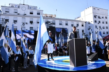 Lucas Ghi encabezó el acto en el que 4.500 estudiantes de Morón prometieron fidelidad a la Bandera Nacional