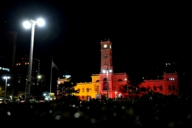 Por qué la Municipalidad de La Plata se iluminó de naranja