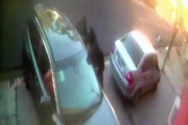 Conurbano de película: sujetos vestidos como Ninjas atacaron a una pareja para robarle el auto