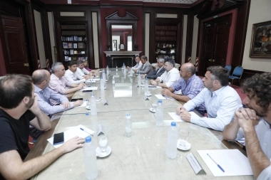 Kicillof y su gabinete en una cumbre política con Máximo e intendentes bonaerenses