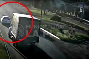 Video: un camión no alcanzó a frenar y chocó un auto