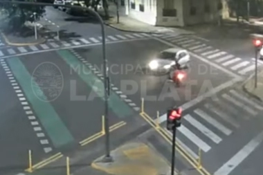 Video: un motociclista cruzó en rojo, chocó contra un auto y terminó internado