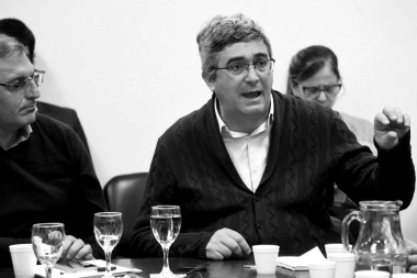 Una hora tarde, masas finas: Rodríguez cumplió al fin su exposición en Diputados