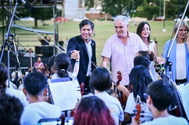 Kicillof aterrizó en Chascomús y presenció el ensayo de la Orquesta Infantil Argentina