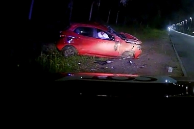 Video: conducía alcoholizado, se fugó de un control y terminó volcando