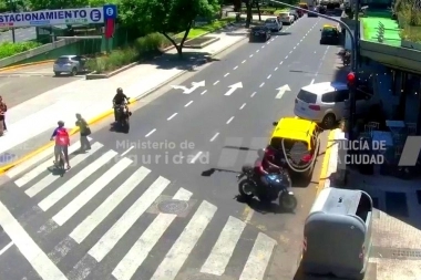 A metros del Obelisco, persiguieron y detuvieron a dos hombres en un auto robado
