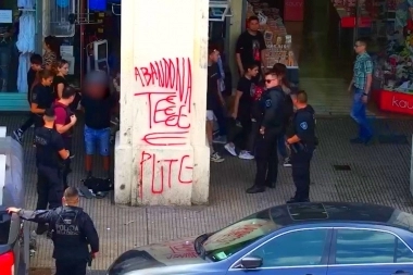 Arrebatador atacó una jubilada, lo registraron las cámaras y lo interceptaron en la peligrosa “recova”