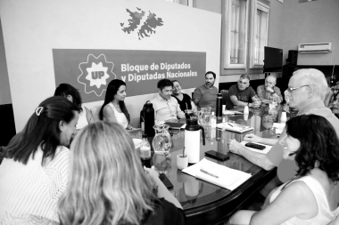 Kicillof reunió a los diputados nacionales para arengar el rechazo a la Ley Ómnibus