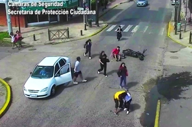 Un motoquero atropelló a un adolescente que cruzó mal la calle