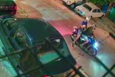 Atacada sobre el auto, una joven se resistió a las patadas al ataque de motochorros