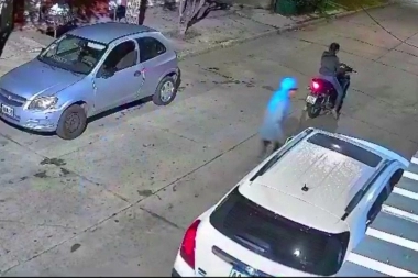Inseguridad y violencia extrema en Quilmes: pareja de motochorros robó a pocos metros de la comisaría