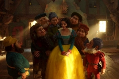 Con la Bruja Malvada y los siete enanitos, Disney publicó el primer tráiler del live action de “Blanca Nieves”
