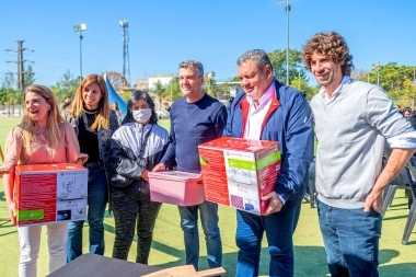 Andreotti y Zabaleta entregaron kits de costura a emprendedores en San Fernando